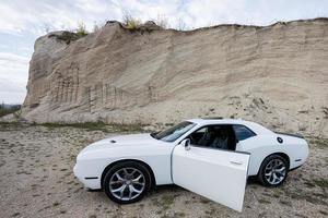 muscle car americano poderoso branco na carreira. foto