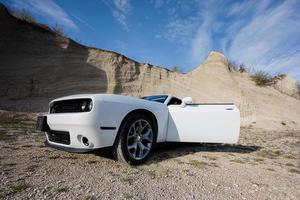 muscle car americano poderoso branco na carreira. foto