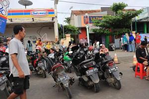 tegal, dezembro 2022. foto do a moto estacionamento muitos dentro a tegal cidade quadrado que é lotado e cheio do motocicleta visitantes.