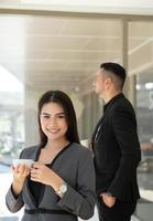 Segue a reunião, a Novo geração do empreendedores leva uma pausa. foto