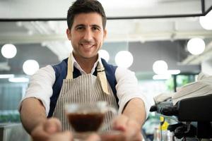 café especialista barista fazer quente americano para clientes foto