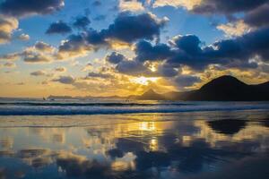 montanha Visão a partir de a de praia foto