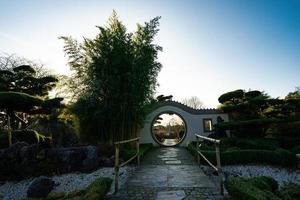 portal da lua dentro uma chinês jardim foto