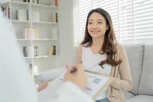 mulher sorridente depois de consultar psiquiatra ,mental saúde problemas, psiquiatra é gravação a pacientes condição para tratamento. encorajamento, amor problema, bipolar , depressão paciente, suicídio foto