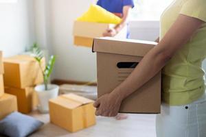 casais aguarde papel caixas para colocar pessoal pertences e mover Itens para dentro seus Novo casas. foto