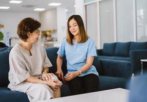 jovem médico consultando paciente sênior na clínica de saúde foto