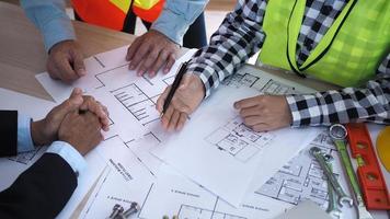 encontro em a tema do renovação a construção estrutura entre a contratante equipe e a arquiteto foto