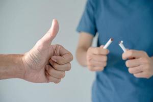 não fumar. homem Pare fumaça, recusar, rejeitar, destruir, esmagar cigarro, dizer não. Sair fumar para saúde. mundo tabaco dia. drogas, pulmão Câncer, respiratório, pulmonar doença, narcótico, nicotina foto