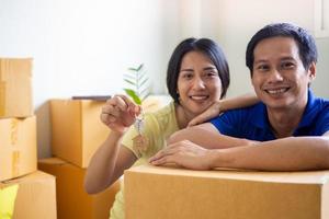 a casal mantido a casa chaves e sorriu, desfrutando comovente para uma Novo casa. foto