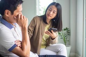 a esposa suspeitos este dela marido é secretamente tendo a assunto. Verifica a telefone Porque do desconfiança. amor problema conceito foto