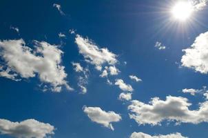 verão fundo. Maravilhoso azul céu com brilhante brilho do sol e nuvens foto