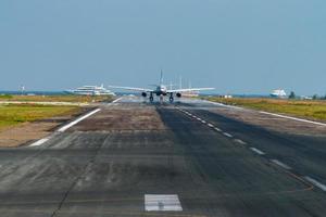 avião ao decolar no aeroporto da ilha foto