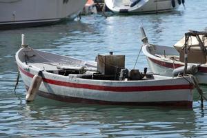 rede de pesca pendurada para secar foto