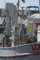 uma Preto garça em pescador de madeira barco amarração às a Porto foto