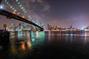 Manhattan noite paisagem urbana a partir de Brooklyn foto