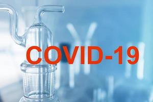 laboratório com equipamento para análise química, detecção e tratamento de infecção por coronavírus, rotulado como covid-19. foto