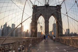 nova york - eua - 12 de junho de 2015 pessoas atravessando a ponte de manhattan foto