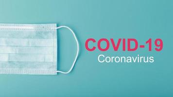 médico máscaras para proteção contra perigoso coronavírus infecção com a inscrição COVID-19. foto