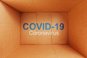 uma coronavírus pandemia etiquetado covid-19 dentro uma Entrega serviço cartão caixa. foto