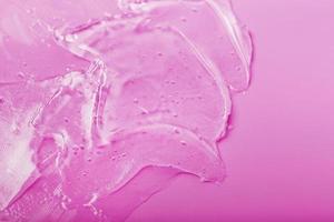 gel transparente em um fundo rosa com espaço livre. foto