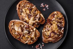 delicioso crocantes torrada ou Brusqueta com frito cebola, cogumelo cogumelos e queijo foto