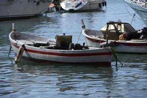 barco para pescaria de luz de lâmpada dentro Mediterrâneo foto