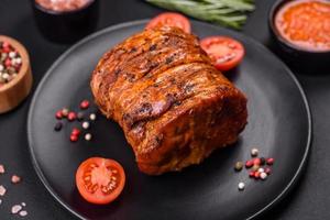 delicioso fresco defumado carne ou presunto com especiarias e ervas foto