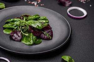 delicioso fresco salada consistindo do espinafre, acelga, radicchio e vermelho gráfico foto