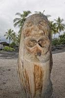 Havaí tiki de madeira estátua foto