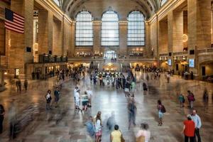 nova york - eua - 11 de junho de 2015 a grande estação central está cheia de pessoas foto