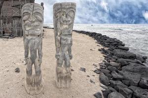 Havaí tiki de madeira estátua foto