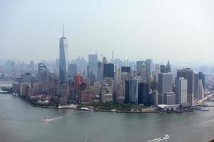 vista aérea de nova york manhattan em dia de neblina foto