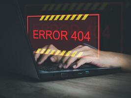 empresários quem estão voltado para problemas a partir de usando tecnologia acima erro 404 em janela virtual digital foto