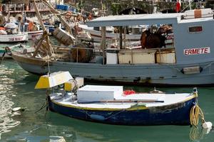 barco para pescaria de luz de lâmpada dentro Mediterrâneo amarração às a Porto foto