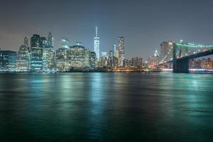 Manhattan vista noturna do Brooklyn foto