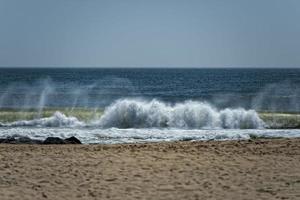 ondas do oceano atlântico na costa foto