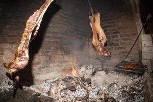 asado cozinhando dentro antigo lareira foto