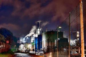 uma petróleo óleo refinaria dentro uma dramático noite pintura cena nuclear apocalipse foto