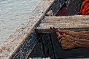 velho ásia masculino pescador mãos foto