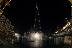 burji Khalifa às noite com fonte mostrar dentro dubai foto