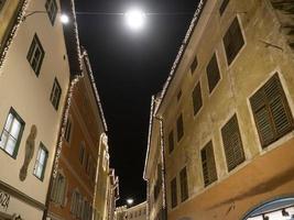 vila de brunico à noite em luzes de natal de dezembro foto