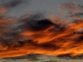 vista de nuvens do pôr do sol de ouro de outono foto