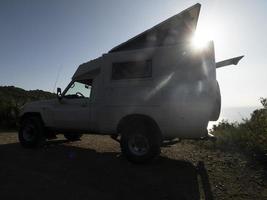 rv de a mar em luz de fundo foto