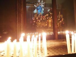 velas votivas da igreja chamas brancas foto