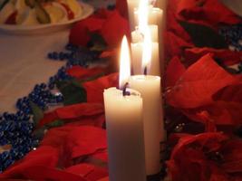 velas de natal na mesa foto