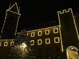 vila de brunico à noite em luzes de natal de dezembro foto