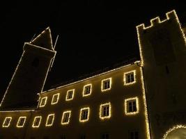 vila de brunico à noite em luzes de natal de dezembro foto