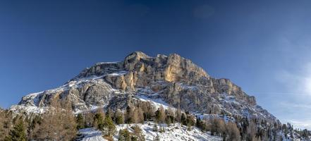 monte croce dolomitas badia valley montanhas no inverno foto
