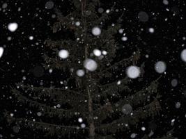 nevando à noite nas montanhas dolomitas foto