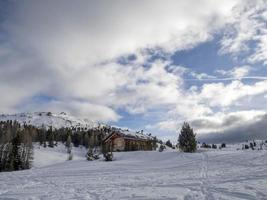 dolomitas neve panorama cabana de madeira val badia armentarola foto